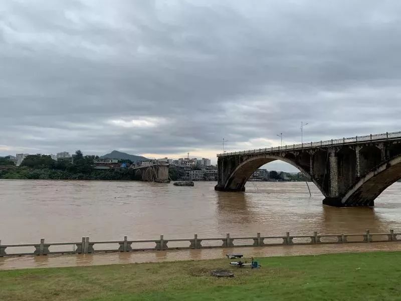 视频惊心一大桥半夜突然垮塌2车落水获救司机讲述逃生过程