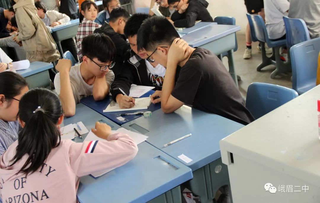 峨眉二中校園科技節系列活動之紙橋承重比賽