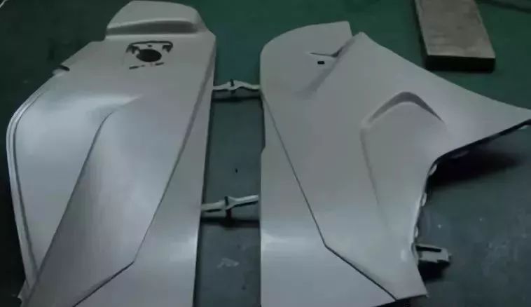 熔体流动前锋不能维持稳定流动,很容易出现虎皮纹缺陷