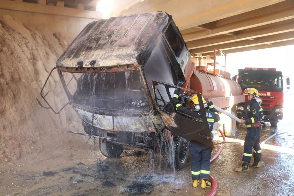 元阳:一洒水车着火 县消防迅速赶往扑灭