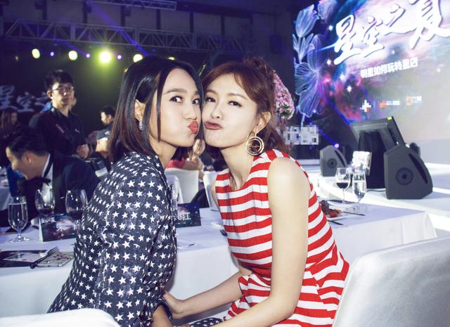 原创朱丹看望坐月子的李艾并合照李艾也曾穿同款看望过她姐妹情深