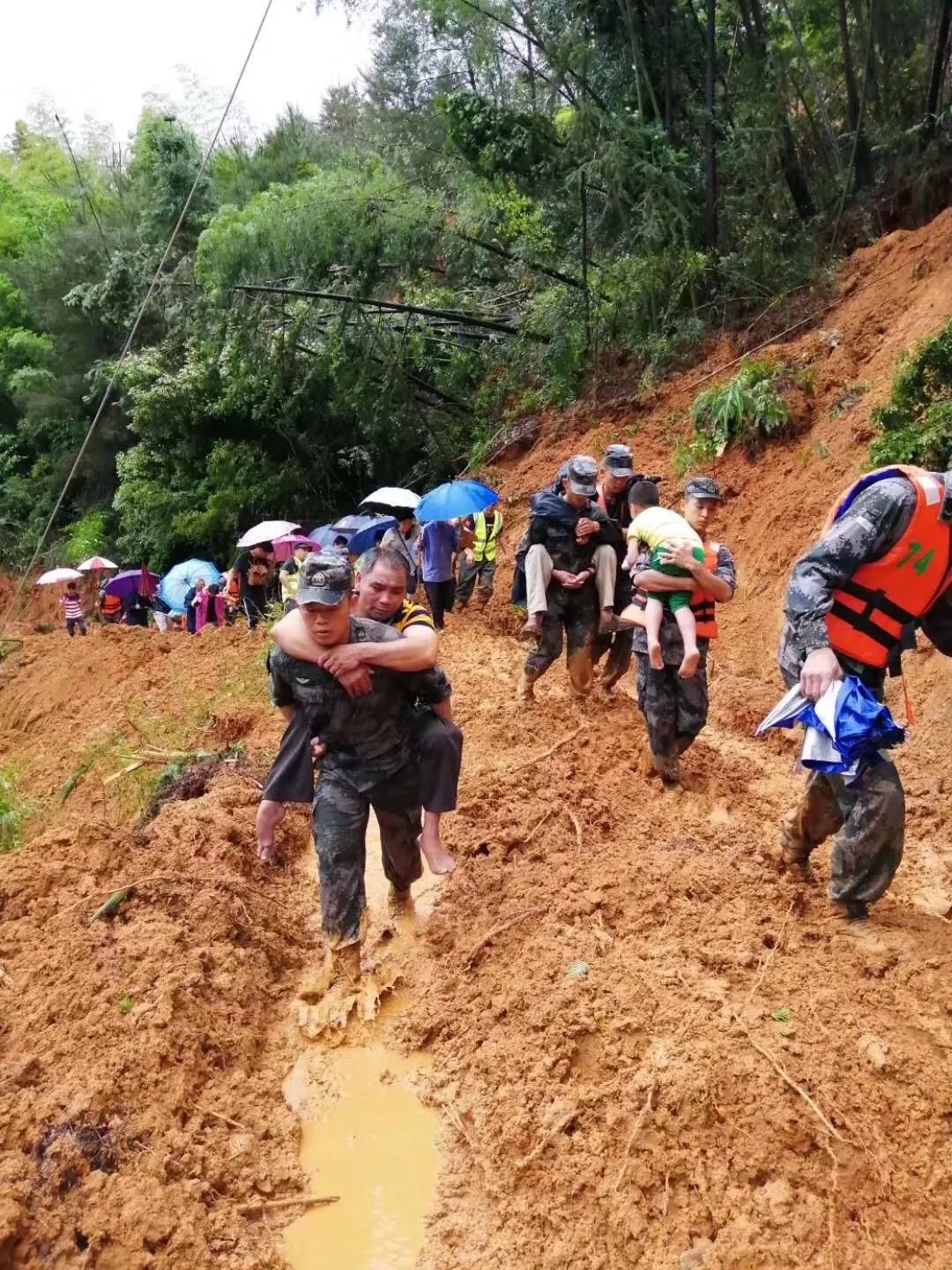 全民抗洪中国人民解放军驰援龙川人民