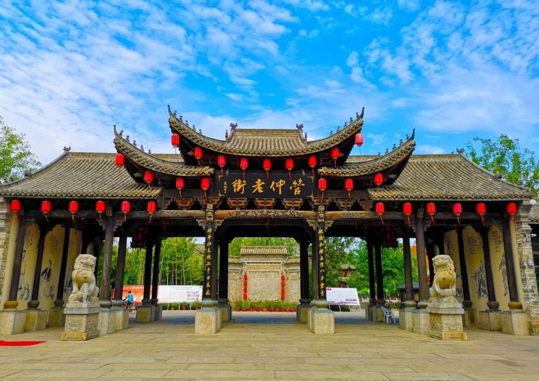 了千百年前,青石板,楼台,木雕等展现着管仲故里的文化底蕴和发展新貌