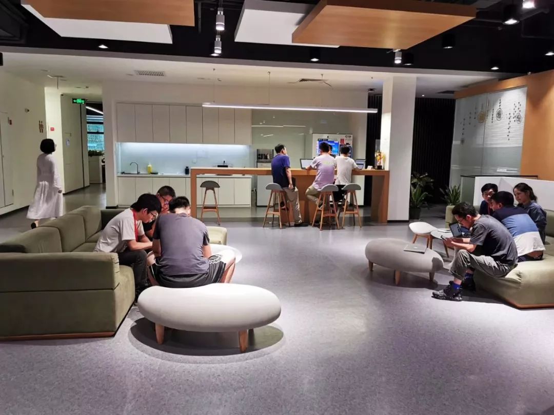 (金山公司员工休息区)(2019年金山集团珠海30周年庆)昨日,金山软件