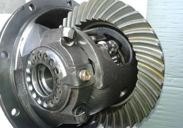 第三把:前桥差速锁,能够救命的部件,前桥差速锁的作用,就是能让车子的