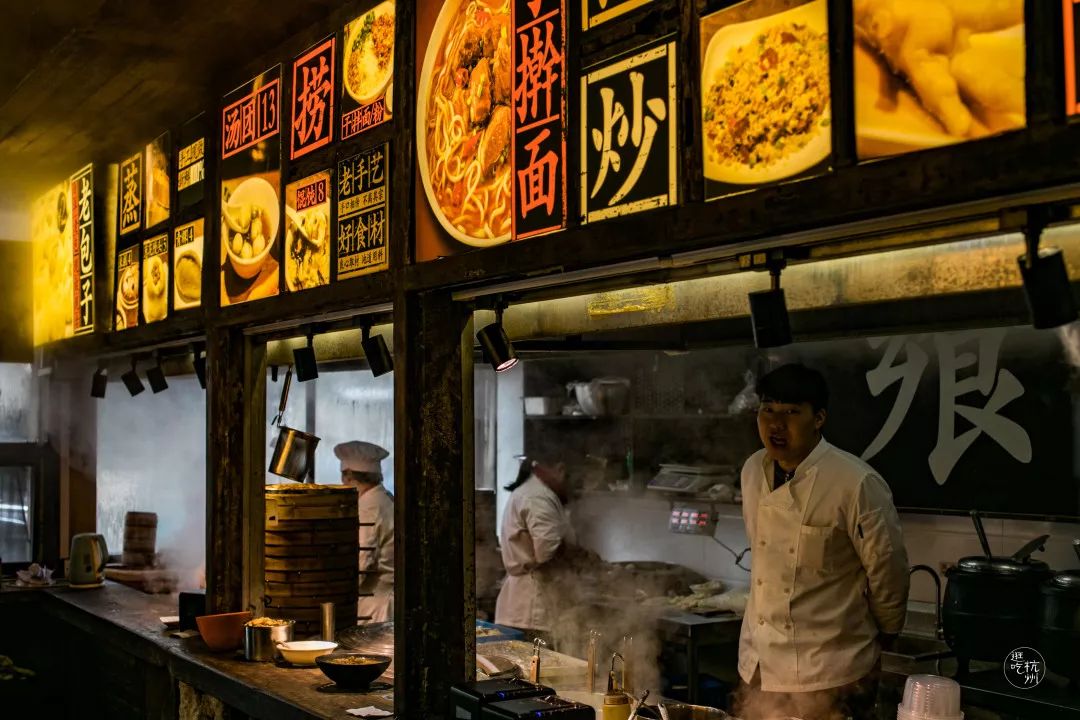 店里依旧是古色古香的装饰,木质匾额上书写着老包子的传奇历史,厚实的