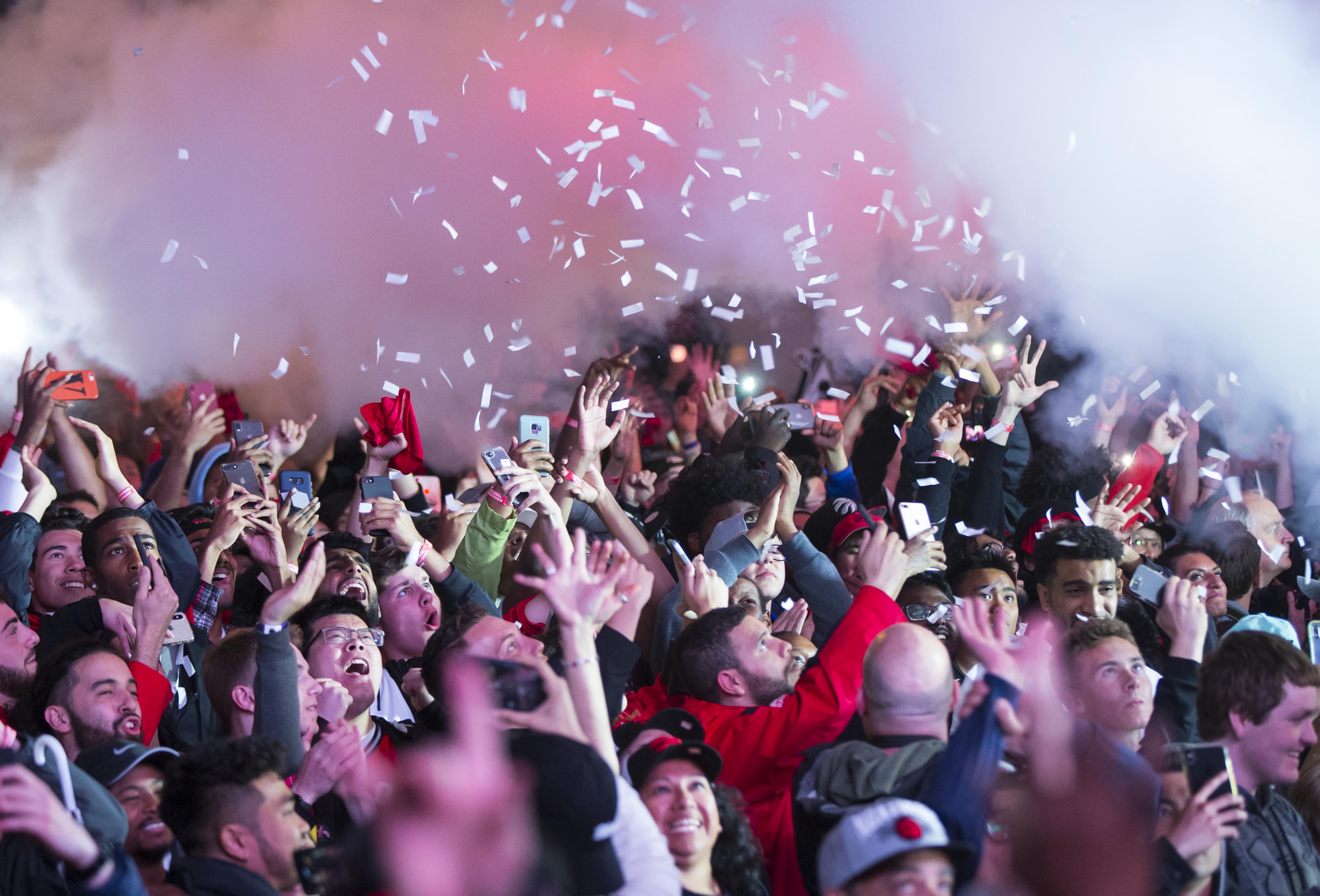 篮球多伦多球迷欢庆猛龙队夺得nba总冠军