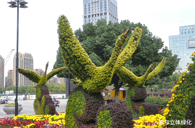 摆pos的小型动物绿雕各显神通