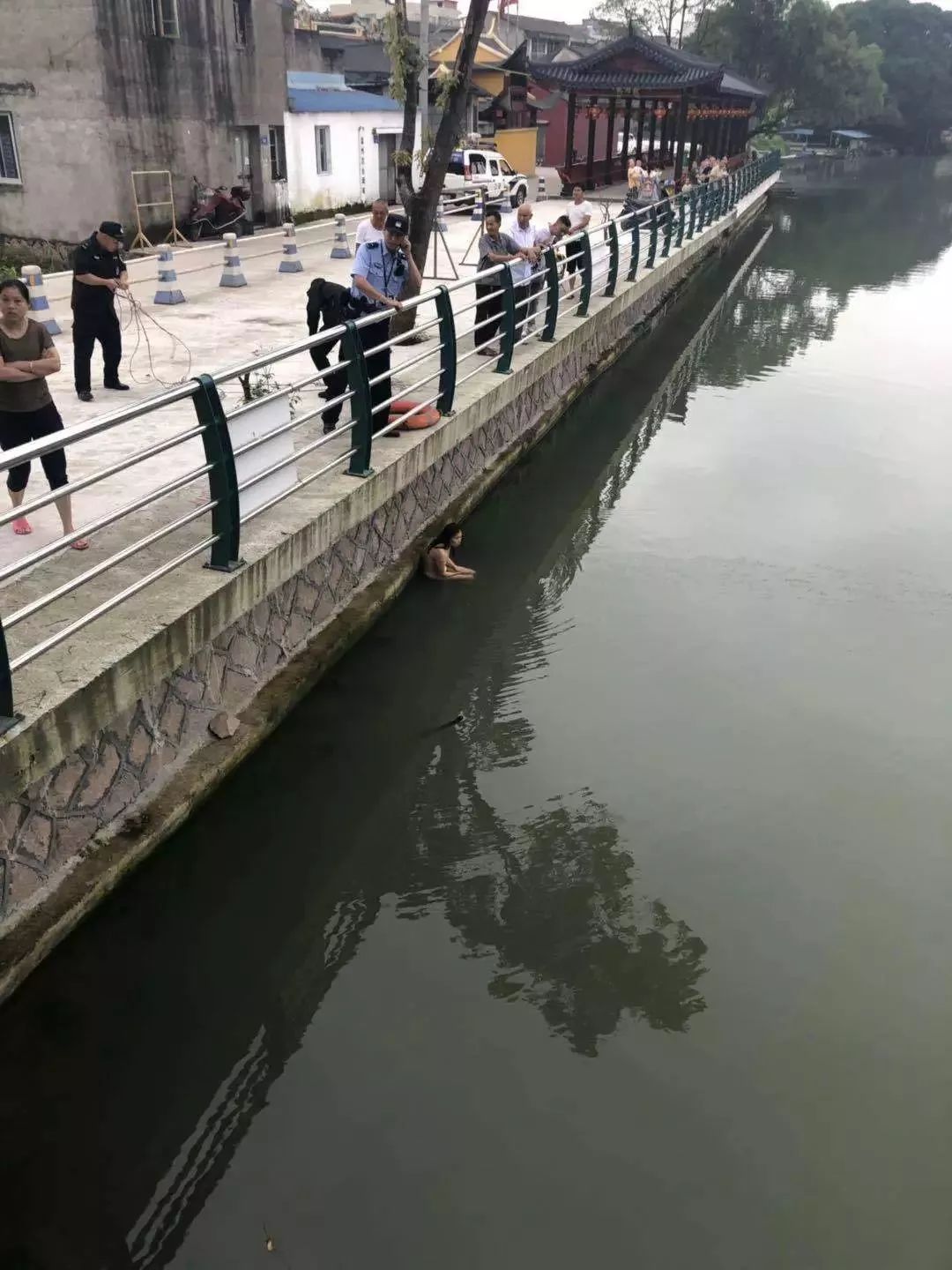 视频温州一赤裸女子跳河轻生