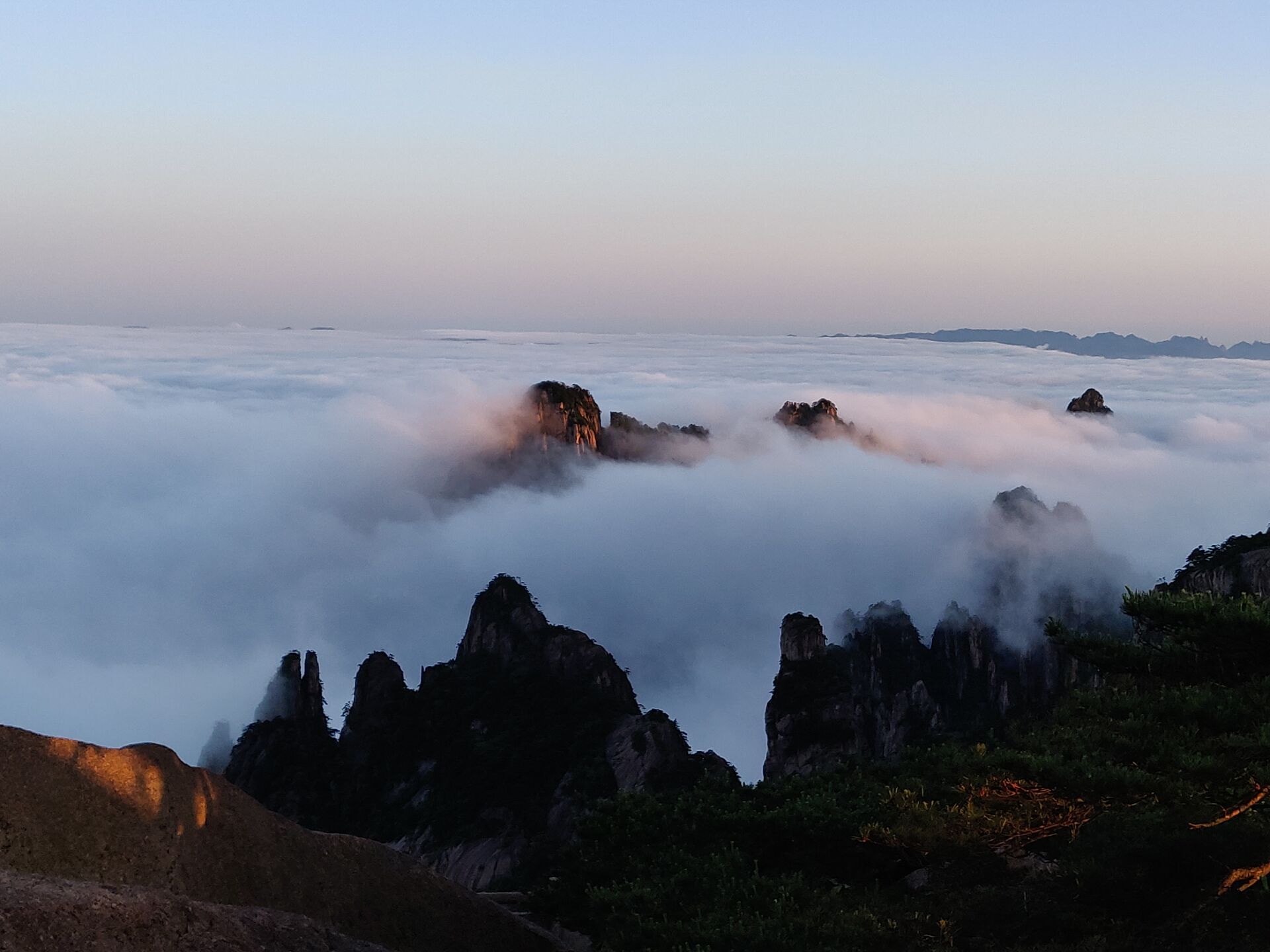 黄山风景区现浩瀚云海和绚丽日出景观