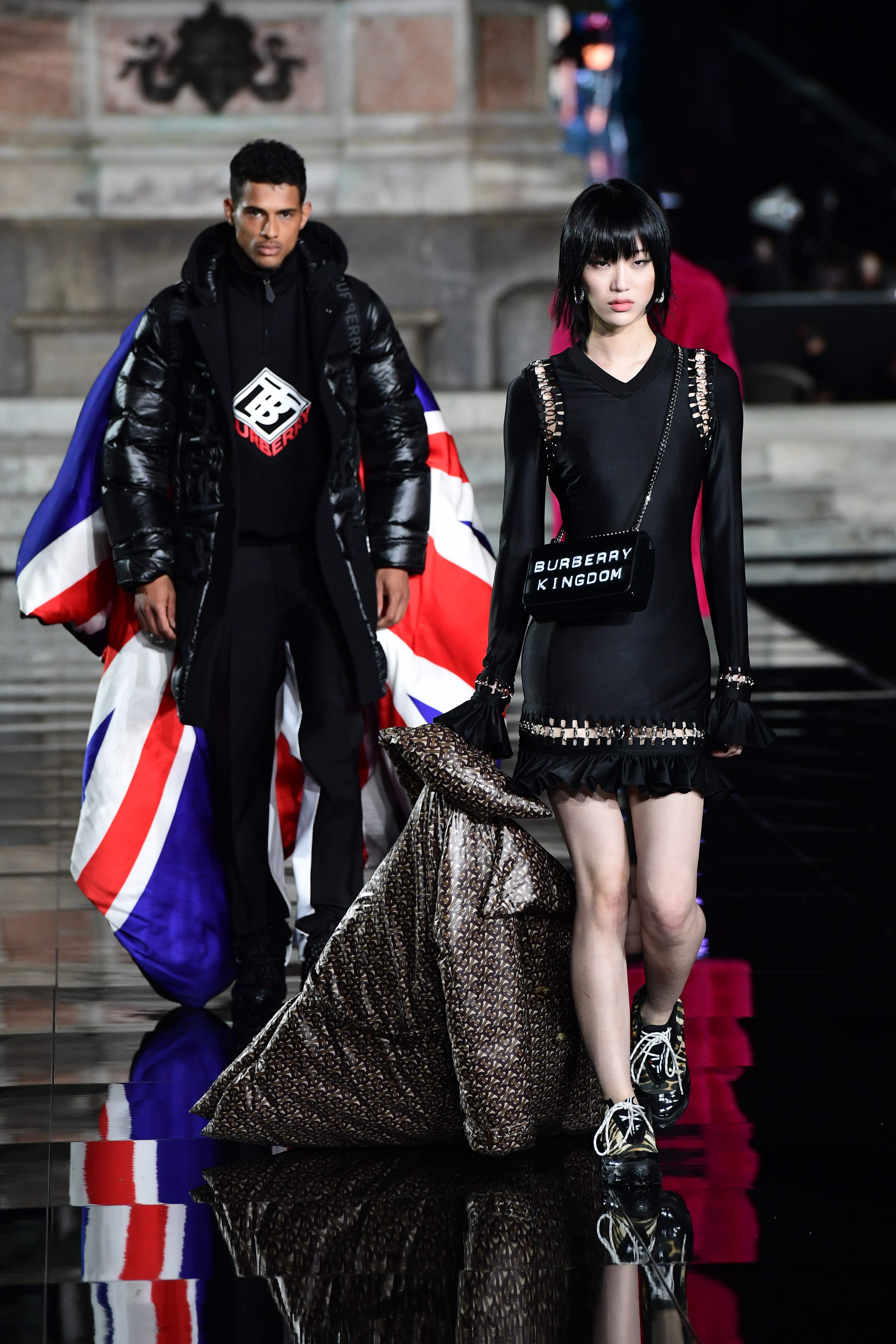 佛罗伦萨皮蒂男装展奢侈品买手店luisaviaroma展示新款时装