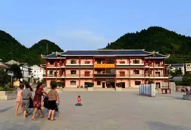 326国道-梳池村八里享悠闲八里河从八里集镇的东北的一大山麓洞内流出