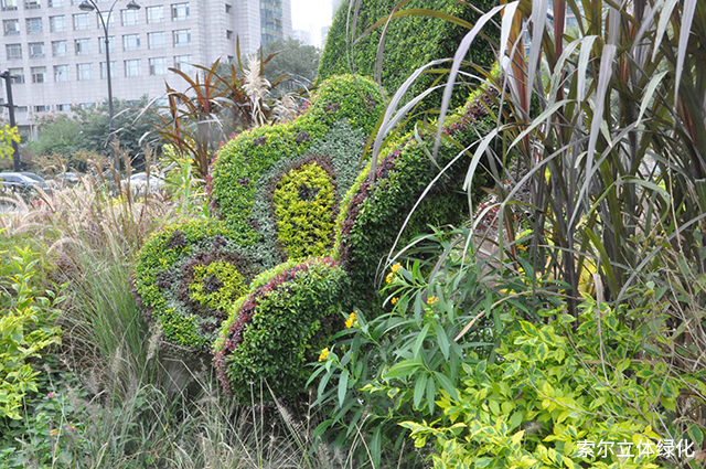 摆pos的小型动物绿雕各显神通