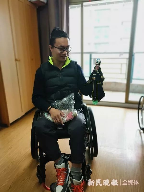 90后木偶教师因车祸下肢瘫痪坐轮椅重返讲台书写生命新章