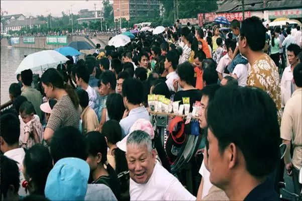 建国初期,每年在成都九眼桥一带,还是会举办龙舟竞渡和水上表演活动.