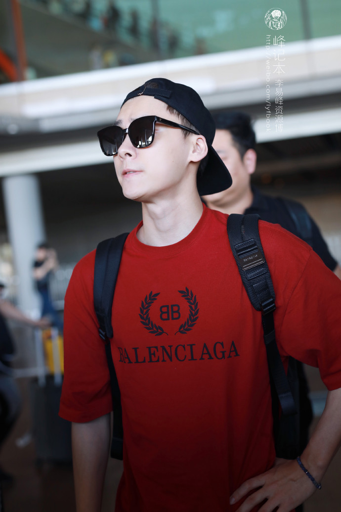 李易峰成都飞北京出发久违露面的红衣活力校草出没