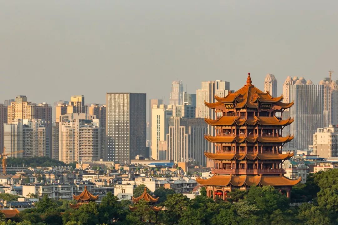 仍在诉说着百年历史;"天下江山第一楼"黄鹤楼,作为武汉的标志性建筑