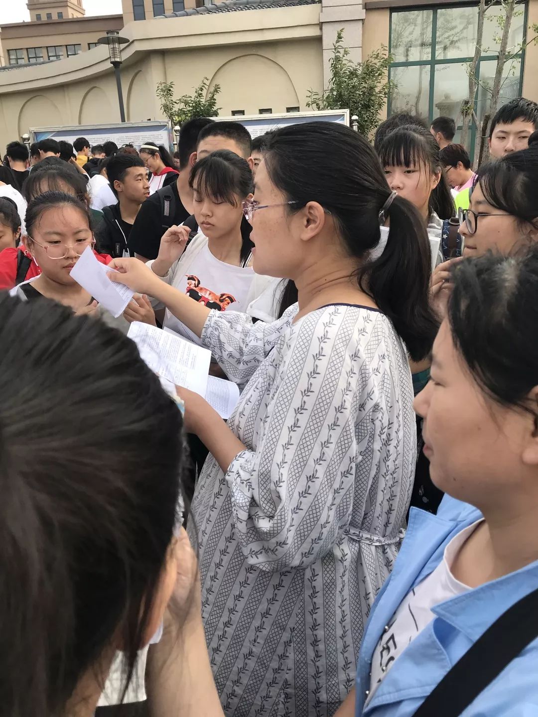 马上就到孕产期依然坚持送考十五中老师肚子里宝宝很懂事