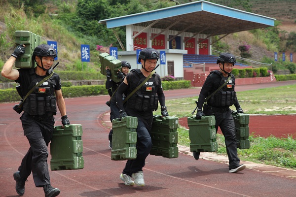 【踐行新使命 忠誠保大慶】特警比武集訓隊的一天vlog_訓練基地