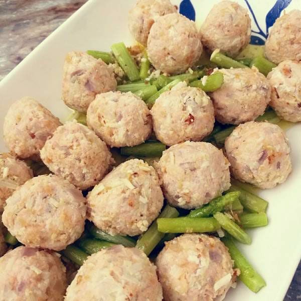 除此之外还可以将鱼做成鱼丸,这样的做法不仅可以保留其味道鲜美,富有