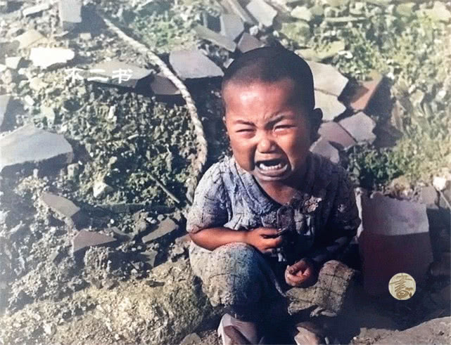 上色老照片被核爆下的广岛如月球表面哭泣的孩子让人感到可怜