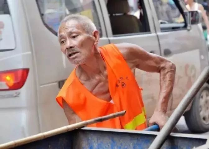 三十多度高温暴晒下,平遥大街上拍到的一幕.