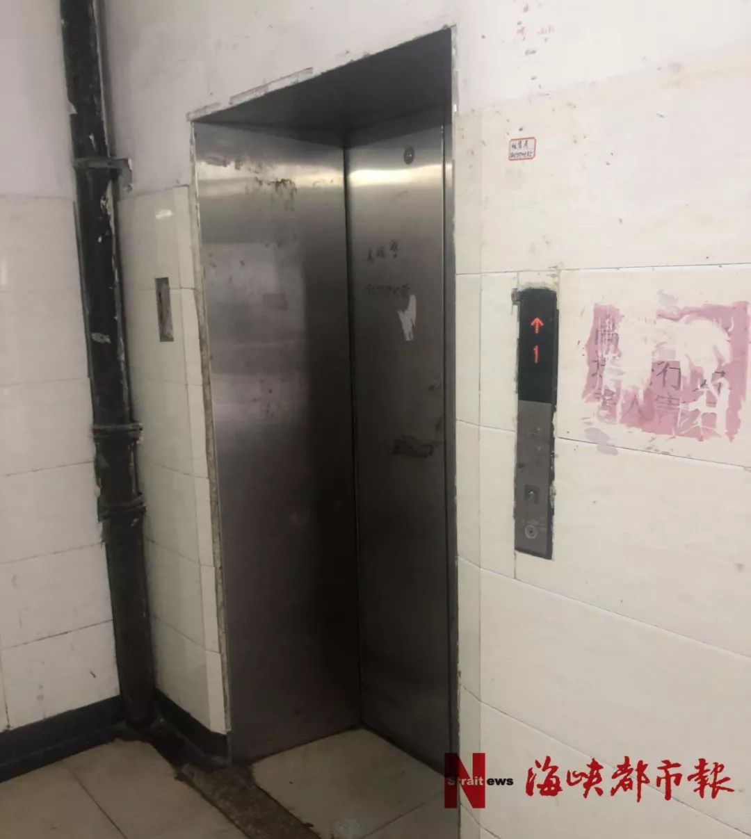 福州女子被困12楼电梯!不是第一次!