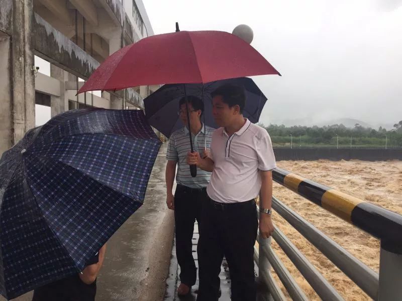 6月10日,副县长叶永强到木京电站指导防汛工作.