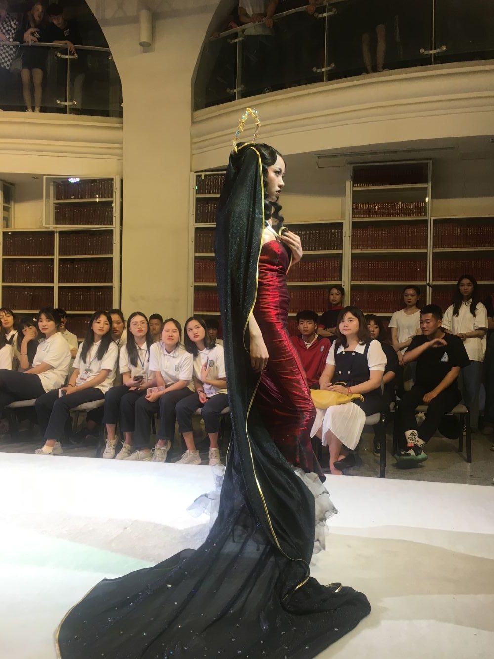 6月14日晚,一场校园时尚设计大赛在四川国际标榜职业学院精彩上演,25
