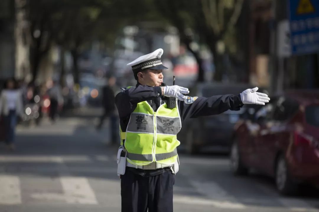 今天,让我们为这位建德交警点赞建德网 记者:付敏强摄影:付敏强部分