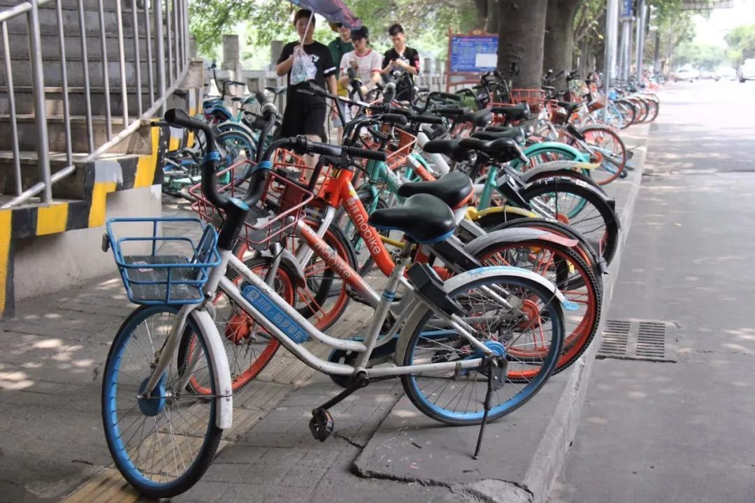 头条集中清理行动开始啦成都224万余辆坏损车僵尸车被清运