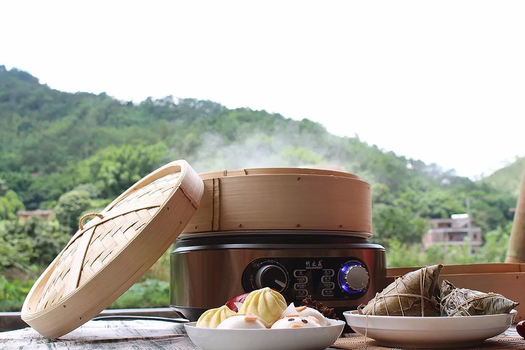 竹蒸笼最大的特点还是蒸出来的东西不会湿哒哒,竹篾编的盖子透气,上升