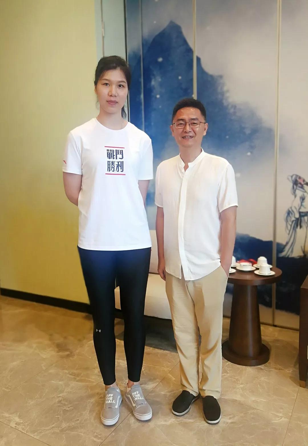 三亚市政府副秘书长李武军合影▲掌门通科技(海南)有限公司董事长仇铁