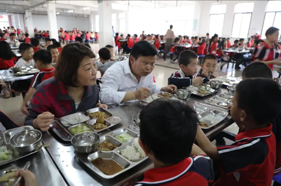 6月12日中餐时间,记者来到吉安市外国语实验学校食堂,看到校长杜映岚