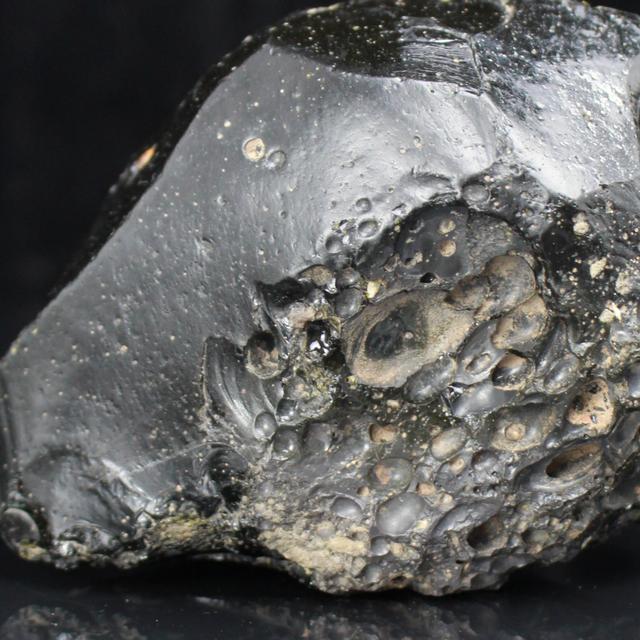 玻璃陨石母体图片