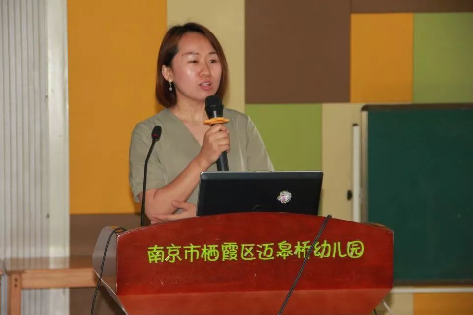 接着,韦晓云,刘欣欣,冯玥三位老师带着自己班上的小朋友一起,以趣味的