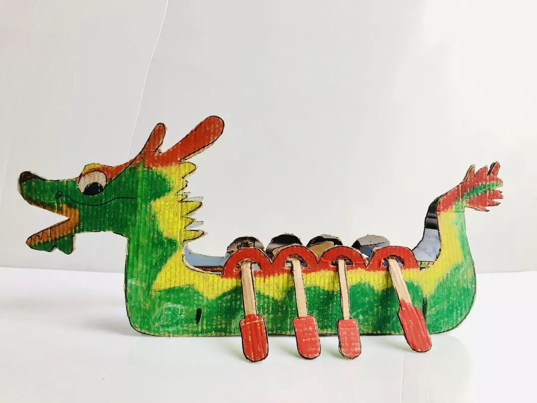 红领巾创意环保龙舟