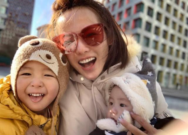 张嘉倪剧组甜蜜戏不断,买超晒车票探班,还在剧组附近开篮球馆?