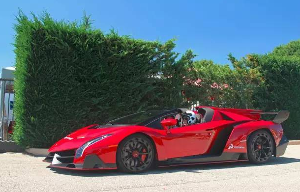 其中有3辆是美规版,而这辆车其实是一辆美规版的敞篷毒药,主要是美国