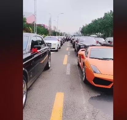太有排面了刘一手超豪华大婚车队亮相源佑手同台高歌