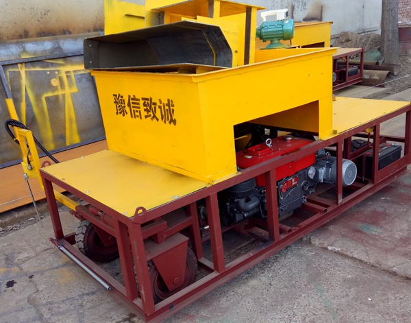 沿石路缘石路肩,都逐渐采用混凝土现浇成型,如下图中的路缘石滑模机