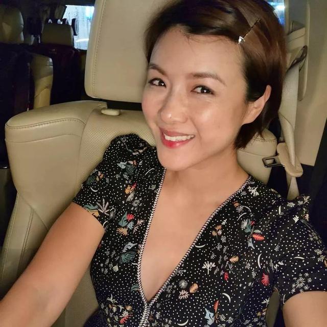 陈豪赶回香港跟太太庆祝结婚周年,陈茵媺更是悉心打扮前往接机,给老公