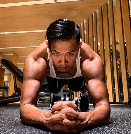 42岁陈建州坚持健身身材超棒自曝害怕回到125斤