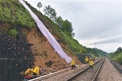 漳龙铁路龙川丰稔段发生山体滑坡