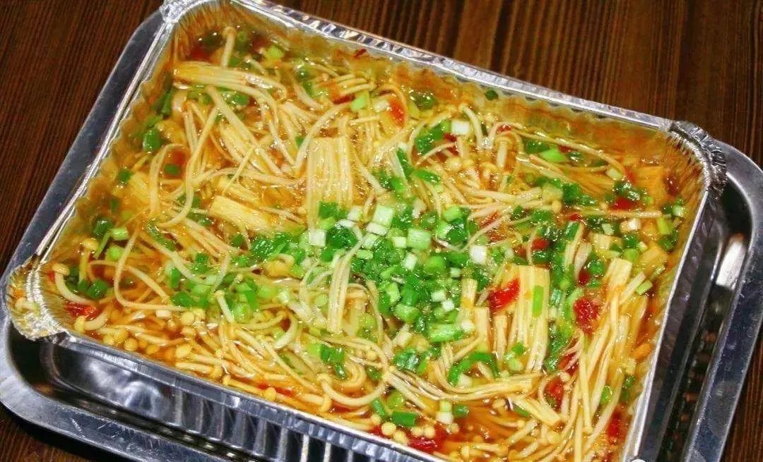 撒上满满的葱花点缀麻辣鲜香,荤素搭配~保温良好的锡纸,上桌时还能