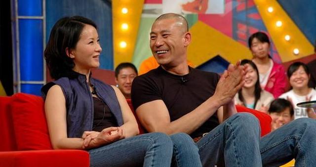 荧幕硬汉,却为娇妻甘做丁克还退居幕后,51岁老来得子时乐坏了