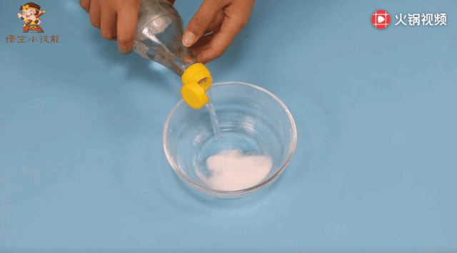 溶液喷洒法动图来源:腾讯视频《咕噜菇凉》重新准备一条湿毛巾,打开后
