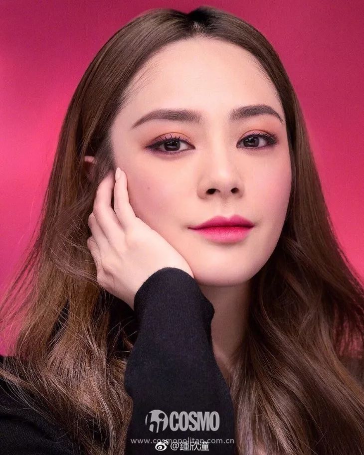 这样的眉毛即使不化妆也可以让眼睛显得很有神~阿娇的眉头并没有过多