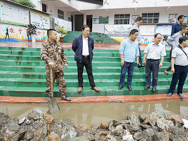 6月12日,晴隆县委书记袁建林到东观街道,光照镇调度防汛防灾工作