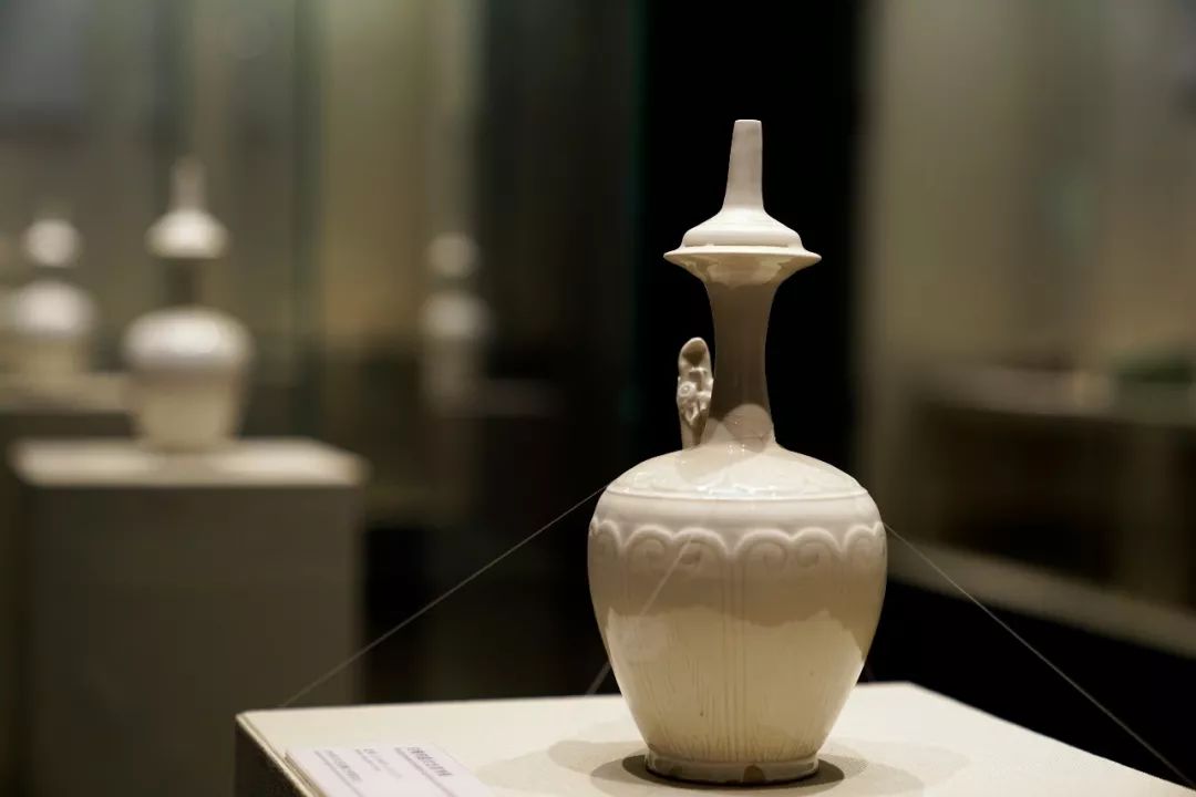 定窑瓷器的源起与发展,请看定州博物馆藏品的展出_白釉